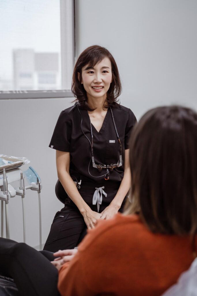 Dr talking to the patient